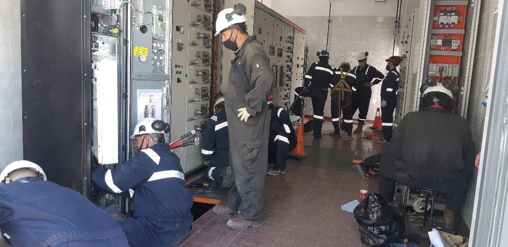 Personal trabajando en una instalación eléctrica, fotografía de los antecedentes del equipo en Temis S.A.